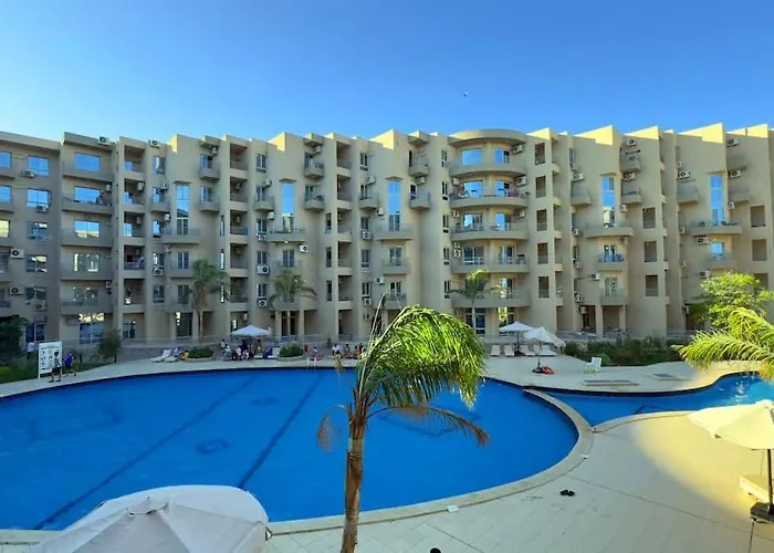 Stylish With & Pool Access Apartment